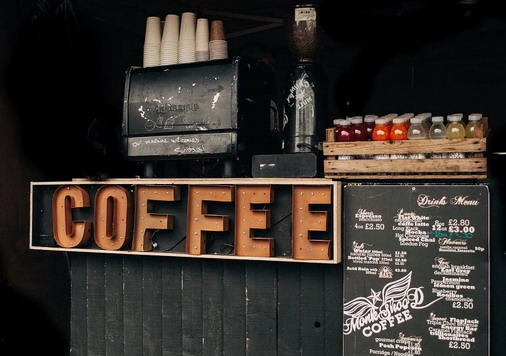 爱上海：Street Bands and the Night's Wild Dance Party