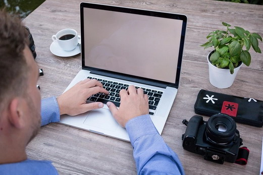 爱上海：Words to describe the neon light night view